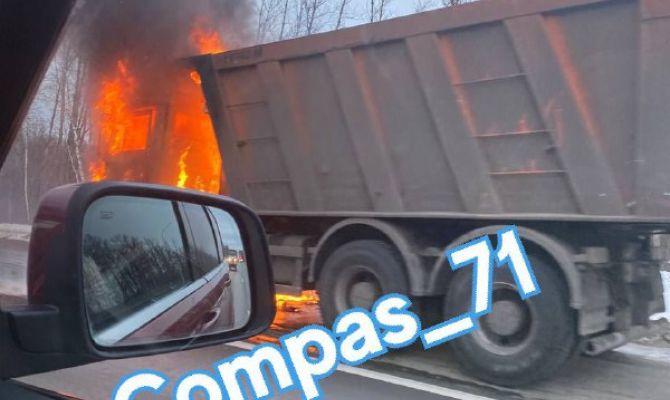 На М-2 под Тулой загорелся грузовик