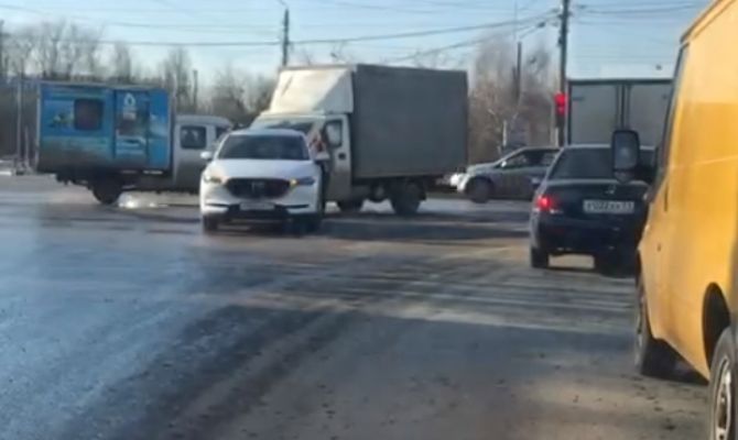 На перекрестке в Мясново столкнулись 2 автомобиля