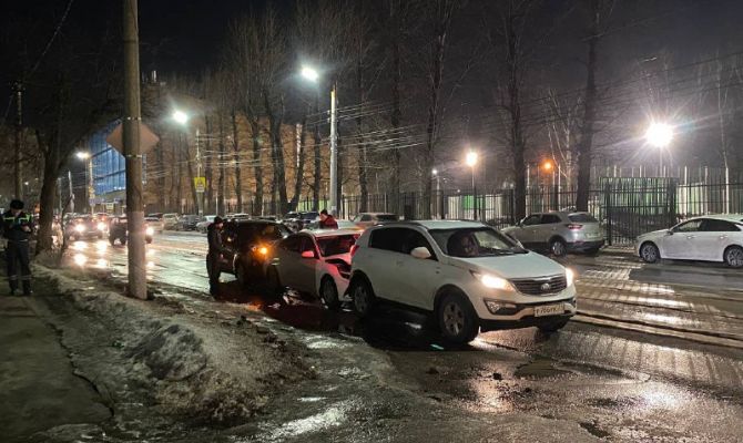 В Туле на улице Агеева произошло тройное ДТП