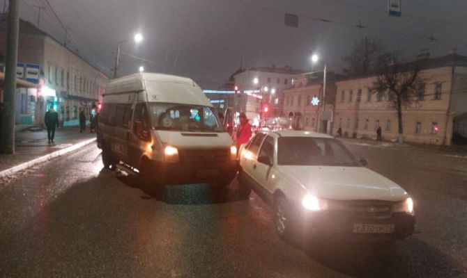 На улице Октябрьской в Туле маршрутка попала в ДТП 