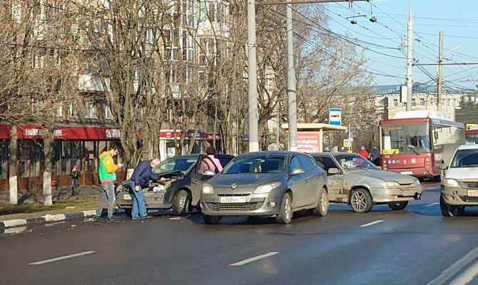 Движение по проспекту Ленина в Туле затруднено из-за тройного ДТП