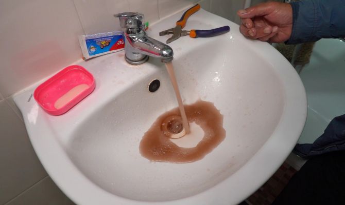 Жителям новостроек в Тульской области приходится мыться на улице из-за ржавой воды