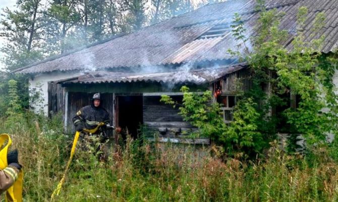 В тульском поселке Октябрьский произошел пожар на даче