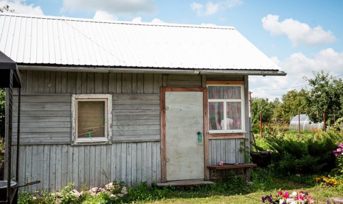 Два жителя Кимовска украли из дачного домика ванну, тележку, бушлат и инструменты