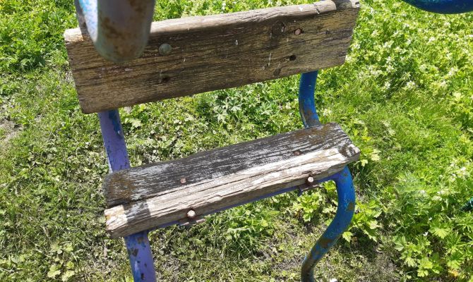 В Каменском районе на детской площадке находились травмоопасные качели
