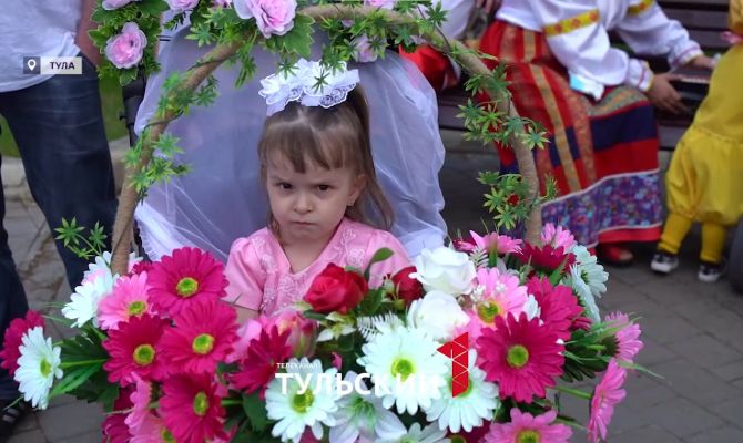 В Туле детей посадили в цветочные корзины и на "синий трактор"
