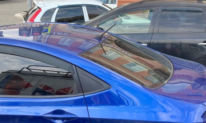 В центре Тулы серебристый хэтчбэк влетел на тротуар по встречке