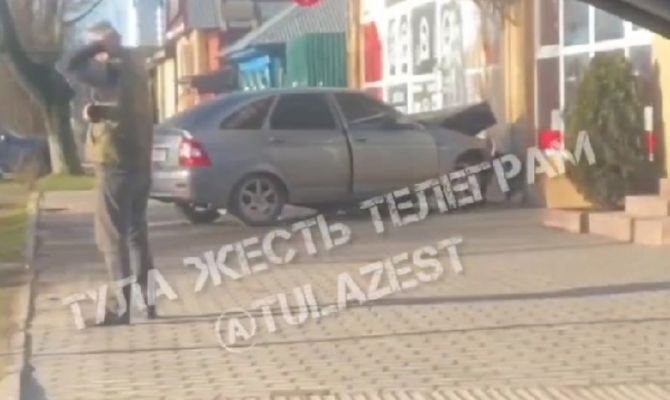 В Туле две машины вылетели с дороги после ДТП на улице Октябрьской