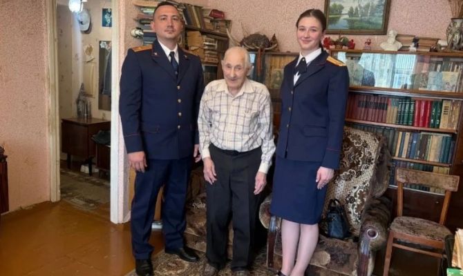 Тульские следователи поздравили 96-летнего труженика тыла