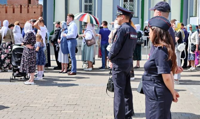 Полицейские обеспечили безопасность во время литургии в Тульском кремле