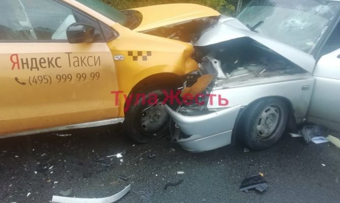 В Тульской области такси лоб в лоб столкнулось с "ВАЗом"