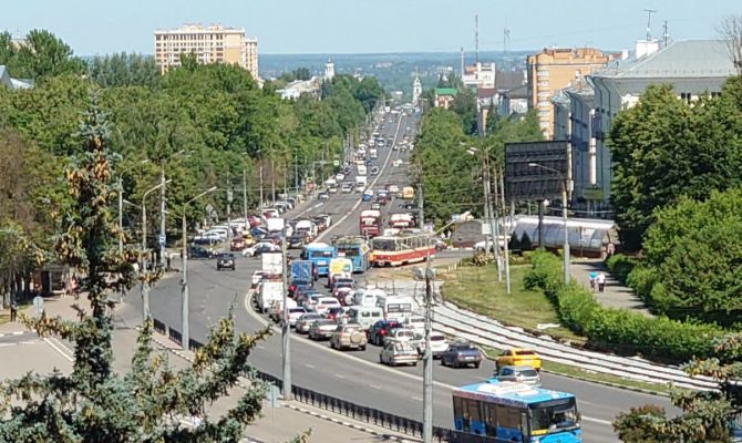 На проспекте Ленина в Туле троллейбус и трамвай не поделили дорогу