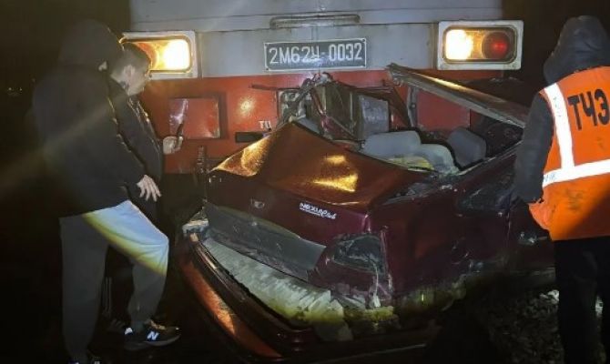 В Алексине на переезде поезд смял иномарку