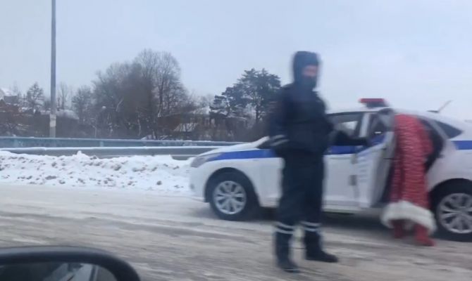 В Алексине на дороге заметили Деда Мороза в компании сотрудников ГИБДД