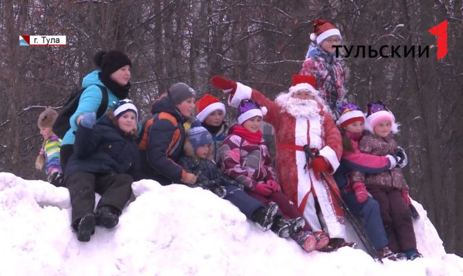 Около трёхсот Дедов Морозов пробежали в забеге в Центральном парке