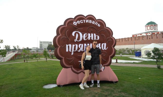 На Казанской набережной в Туле разрезали 300-килограммовый пряник