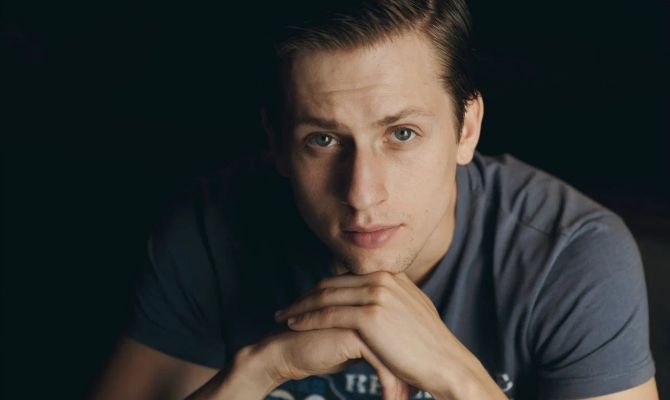 Туляк Денис Казандайкин играет в новом сезоне сериала «СашаТаня»