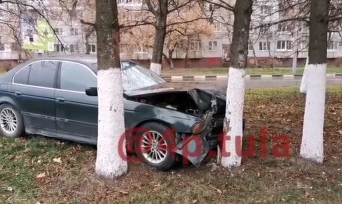 В Туле водитель пострадал после столкновения с деревом