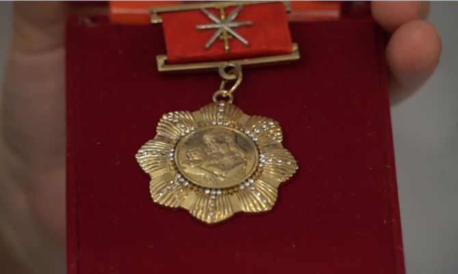 Матерей-героинь по социальным гарантиям приравняют к Героям Труда