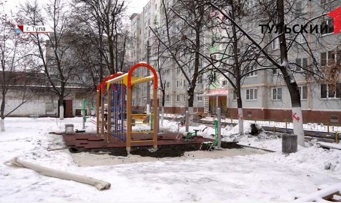 Лучше поздно или никогда: в Туле подрядчик начал устанавливать детскую площадку в декабре 