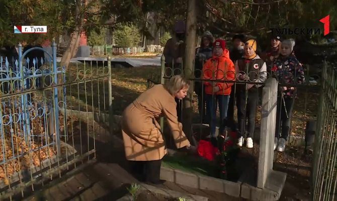 Тульские школьники возложили цветы к могиле 12-летнего героя войны