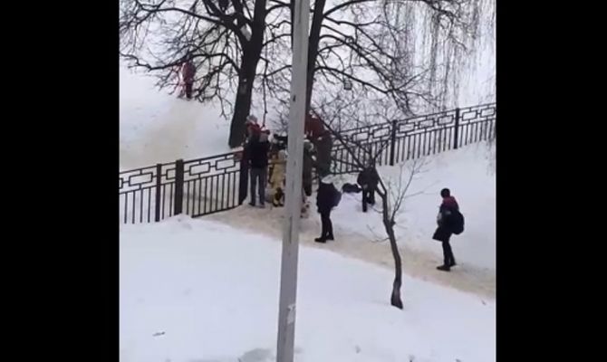 «По следам Ломоносова»: в Новомосковске родители перебрасывают школьников через забор