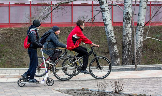 Гулять без взрослых и готовить: с какого возраста дети становятся самостоятельными