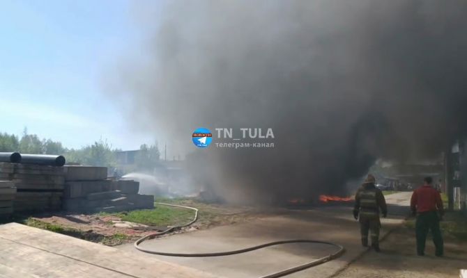 Столб черного дыма над Тулой: на улице Овражной произошел пожар