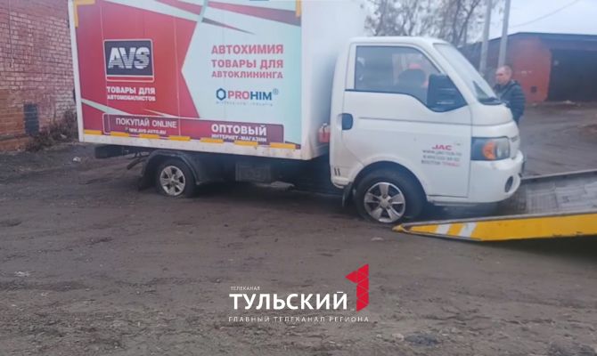 В Туле фургон врезался в отбойник и вылетел с дороги