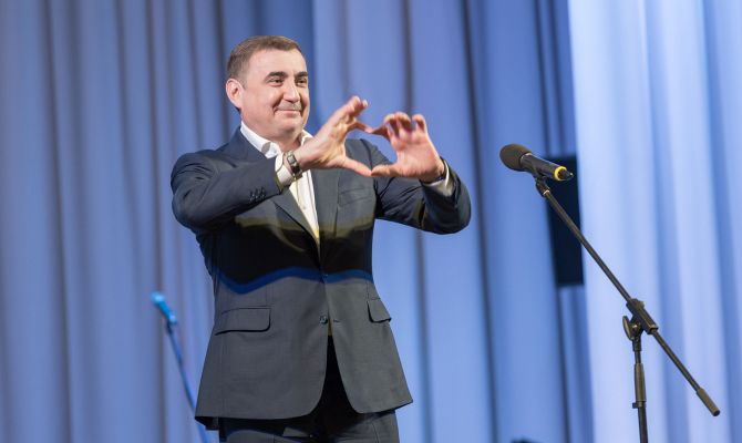 Алексей Дюмин поздравил тулячек с 8 Марта