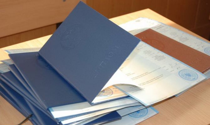 Россияне не считают наличие диплома о "вышке" залогом высокой зарплаты