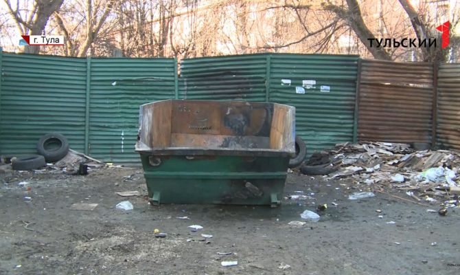 Крупногабаритный мусор: кто должен вывозить из дворов Тулы старые диваны  