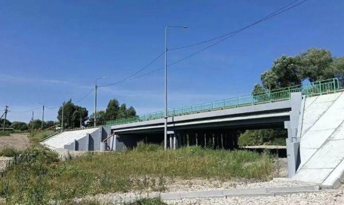 В Новомосковске возобновили движение по мосту через реку Ольховка 