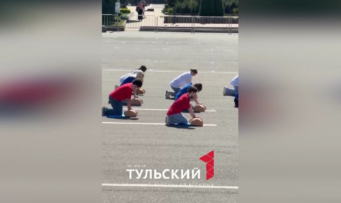 70 юных врачей из Тулы устроили флешмоб на площади Ленина