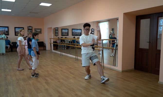 Студенты из Китая научили юных туляков каллиграфии и боевым приемам