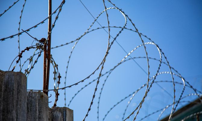 Рецидивист из Венева запер в квартире и два дня насиловал родную дочь: мужчине вынесли приговор