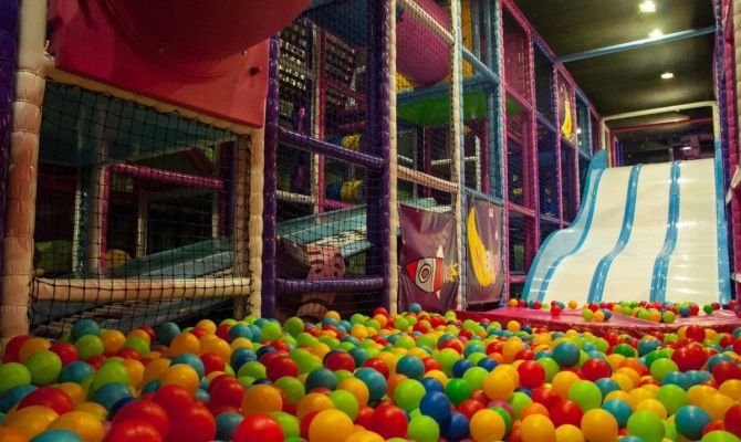 «Оставьте его себе»: 7 часов брошенный матерью ребенок провел в торговом центре