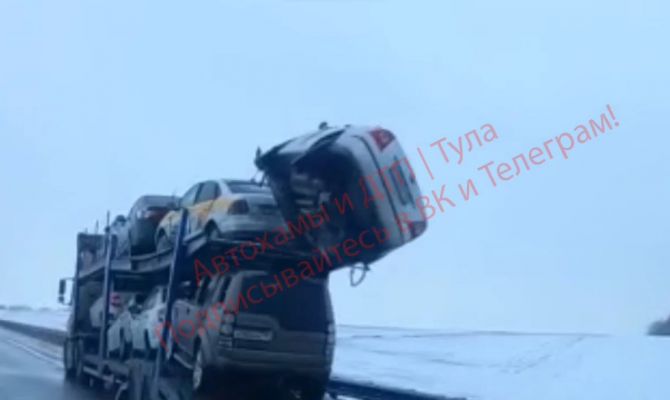 После массового ДТП в Тульской области иномарка повисла на автовозе: видео