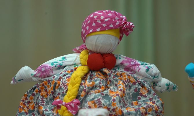 Жители Донского начали класть в посылки для военнослужащих самодельных кукол