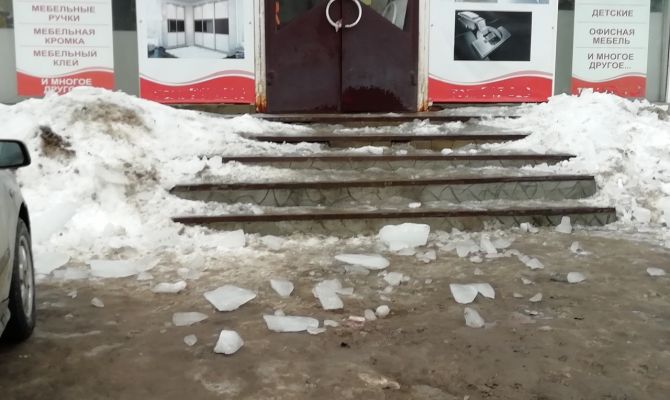 Из-за неубранной УК "Альянс" наледи на улице Оружейной сосулька упала на туляка