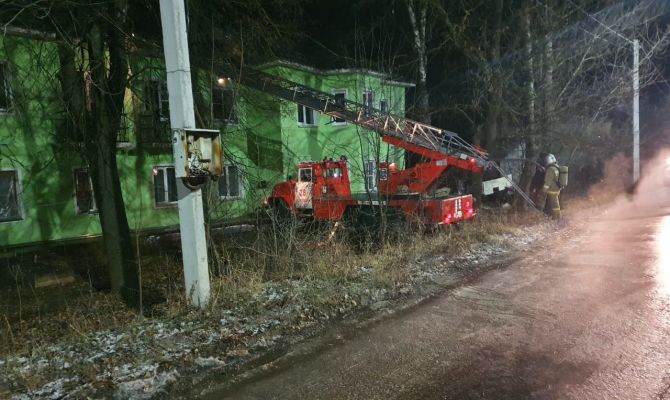 Ночью пожарные в Ясногорске спасли из горящего дома трех человек