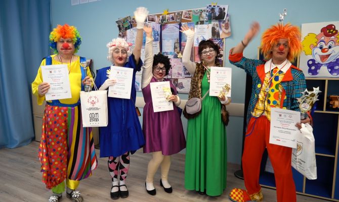 Искусство без границ: в Тульском психоневрологическом интернате пациентов лечат клоунадой