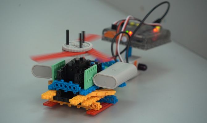 Школьники в Донском построили вертолёт и роботов-футболистов