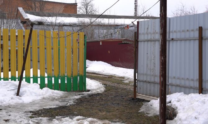 В Донском дом оказался отрезан от дороги из-за соседского забора