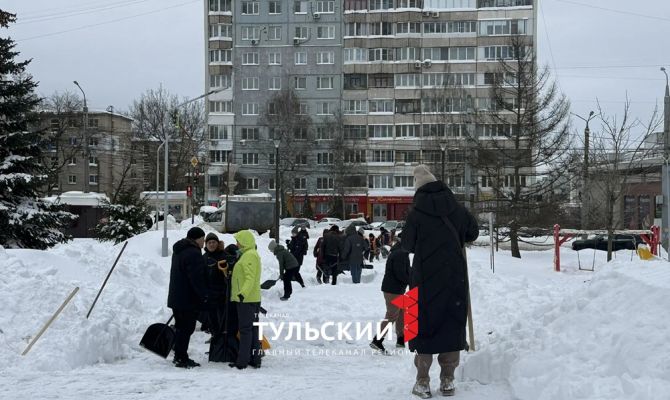 На снежном субботнике туляков угощают пряниками, блинами и чаем