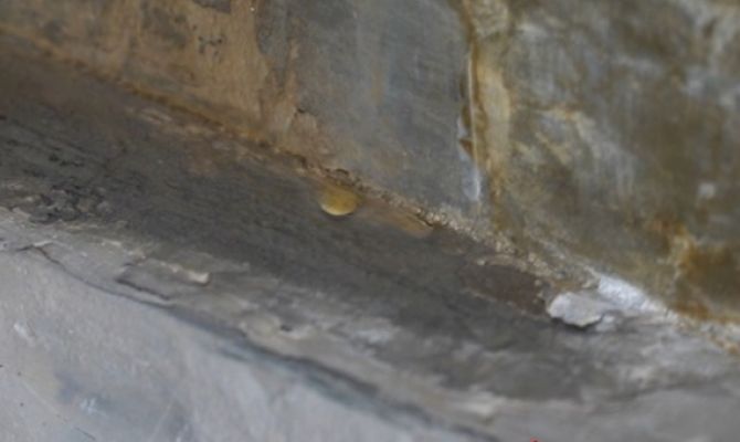 В Узловой жители многоэтажки 3 года живут под бесконечной капелью