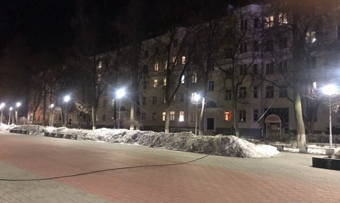 В тульском сквере обвис электрический кабель