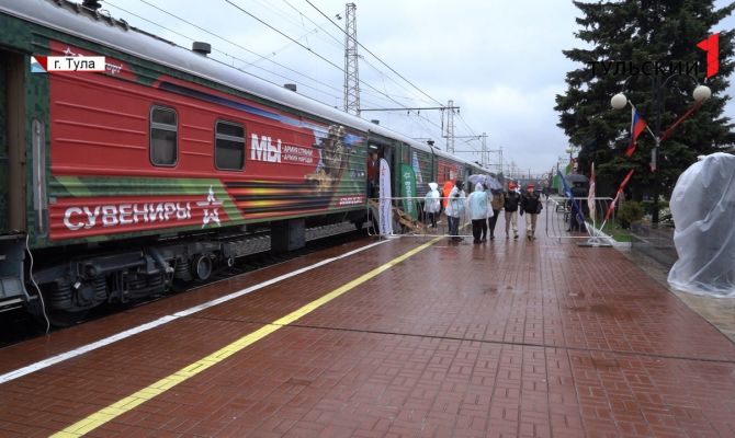 Сколько весит рюкзак военного врача, кто устраивает цветные революции: в Тулу прибыл агитпоезд Минобороны России