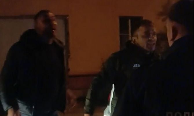 В Туле мужчина напал на водителя такси из-за конфликта на дороге: видео