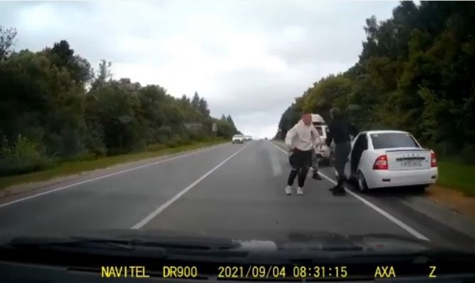 Под Тулой участники ДТП решили выяснить отношения с помощью грубой силы